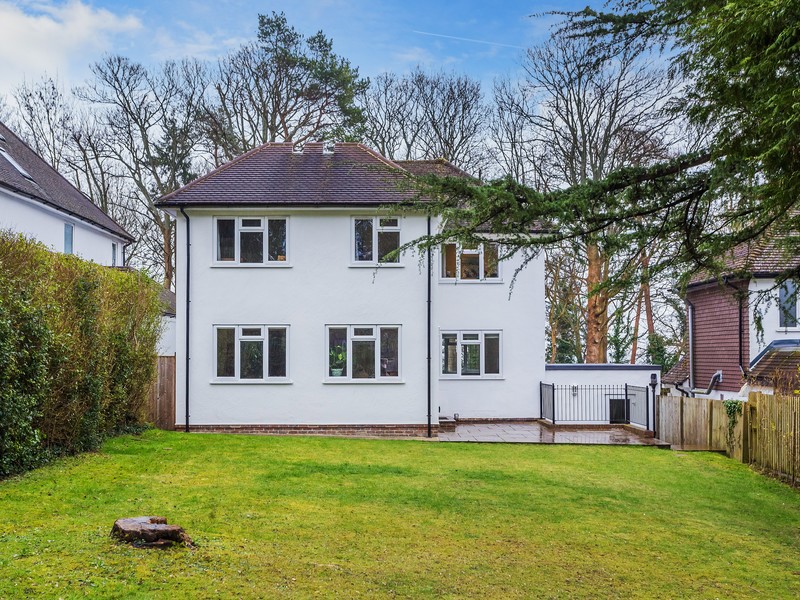 5 Bed House Detached To Rent in Reigate
